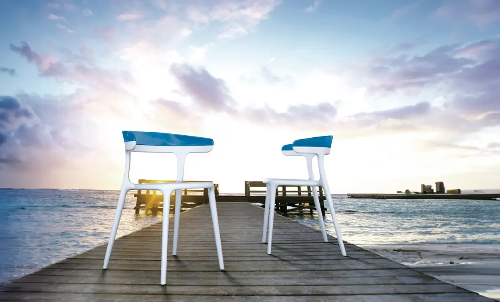 1689265121_shiny-white-chair-outdoor-garden-seaside.webp